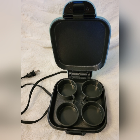 DASH Deluxe Egg Bite Maker with Silicone Molds - Picture 2 of 7